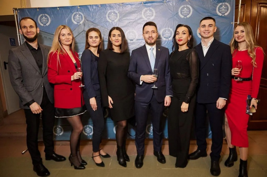 В преддверии Нового года 21 декабря 2023 года Ассоциация выпускников Юридического факультета Казанского университета провела 8-й закрытый кинопоказ